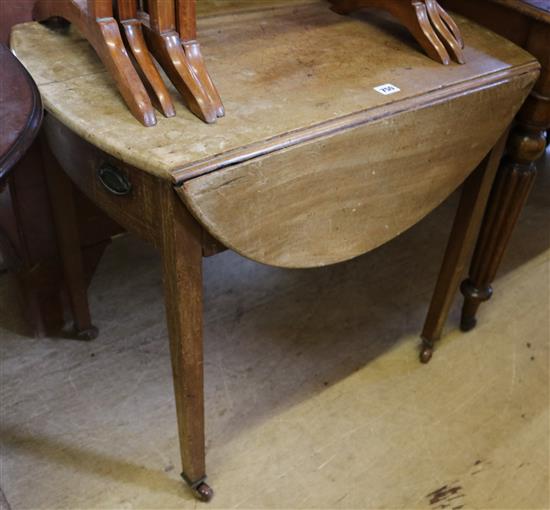 Mahogany Pembroke table(-)